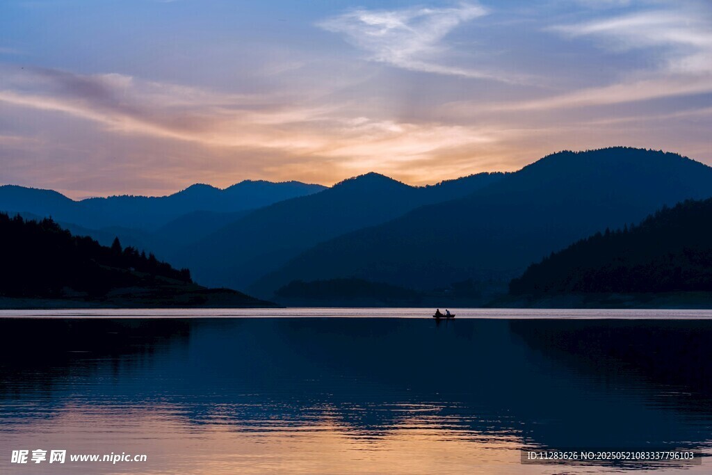 湖畔日暮山水美景