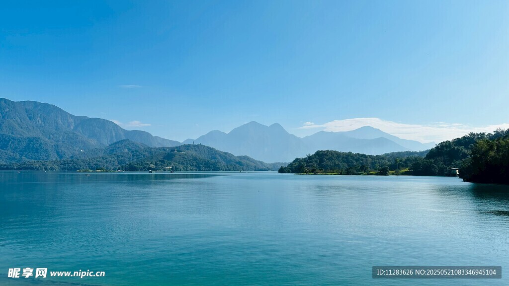 宁静湖景与远山风光