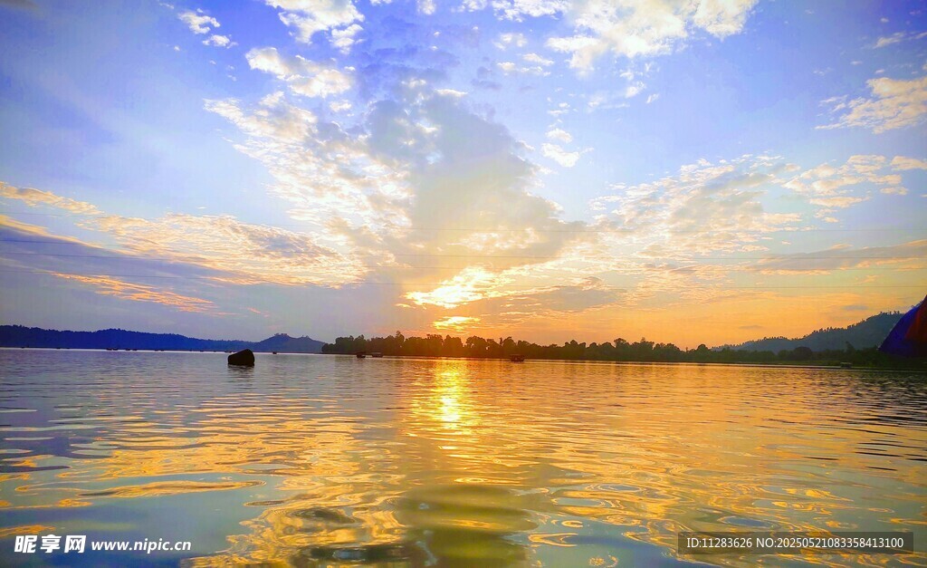夕阳下的宁静湖面美景