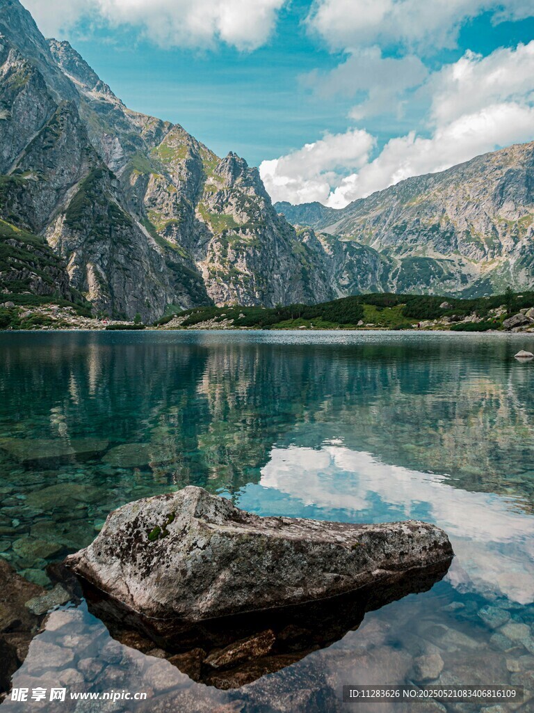 宁静山水间的澄澈湖泊