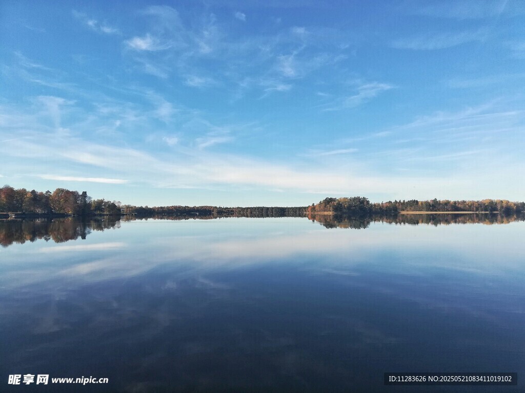 宁静湖面与蓝天相映美景