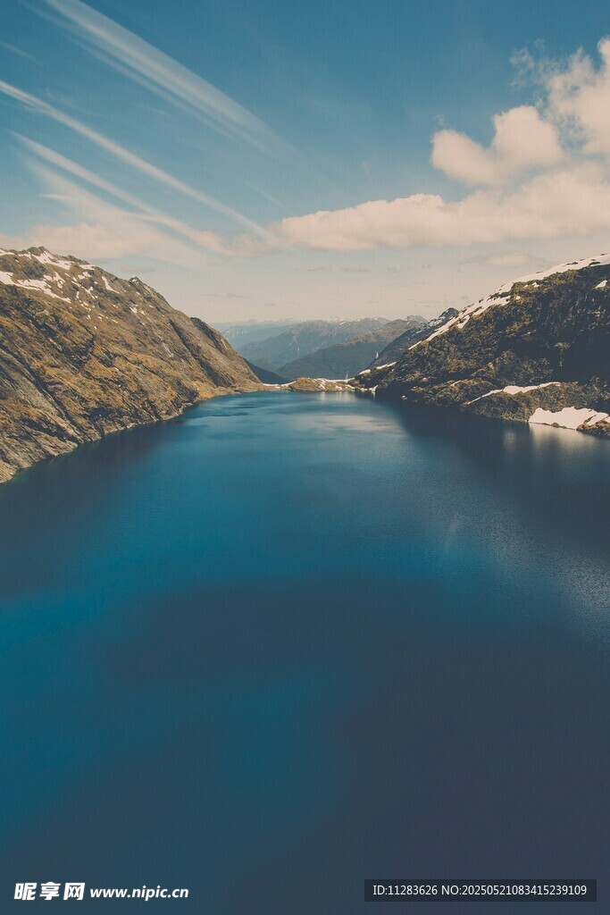 壮丽蓝色湖泊与山间美景