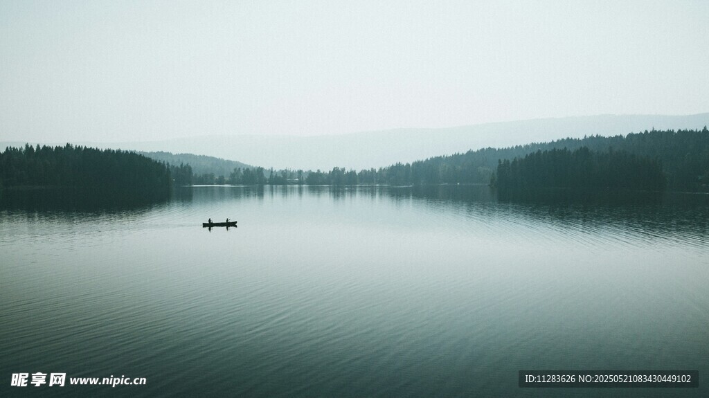 宁静湖面孤舟远景