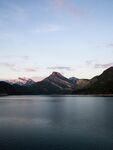 湖畔山峦映晚霞美景