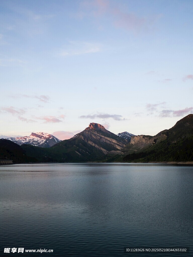 湖畔山峦映晚霞美景