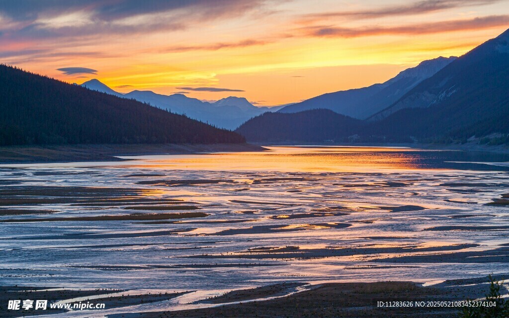 湖畔壮丽日落山水美景