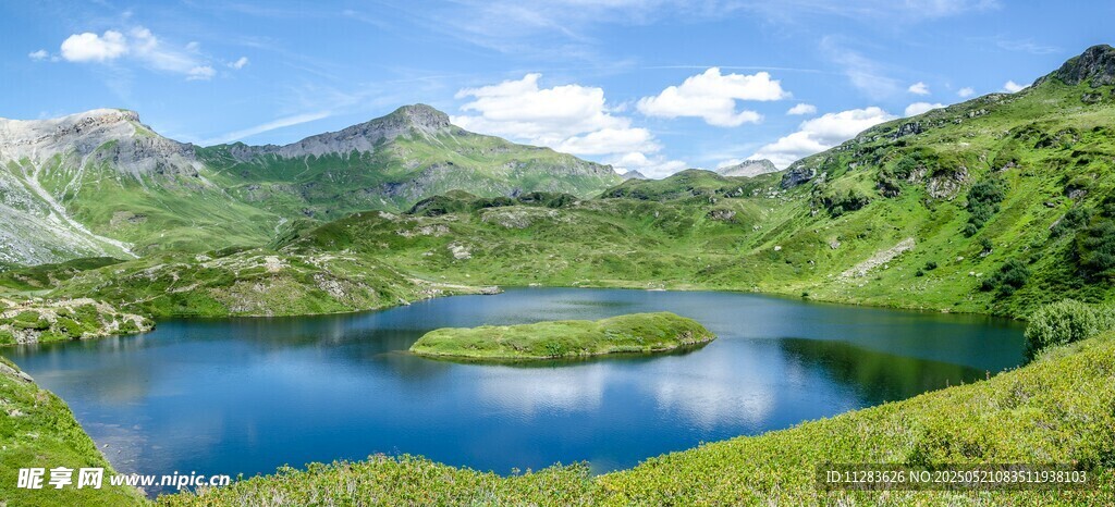 高山环抱中的静谧蓝湖