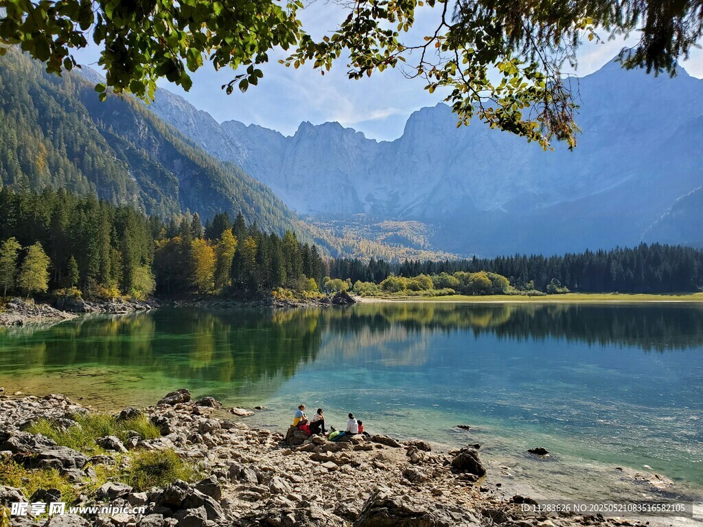 宁静湖畔的秀丽山水风光