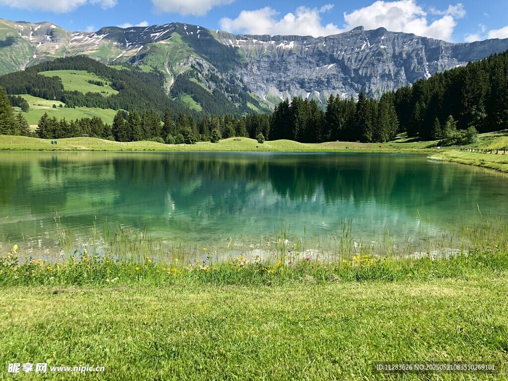 山间碧湖美景
