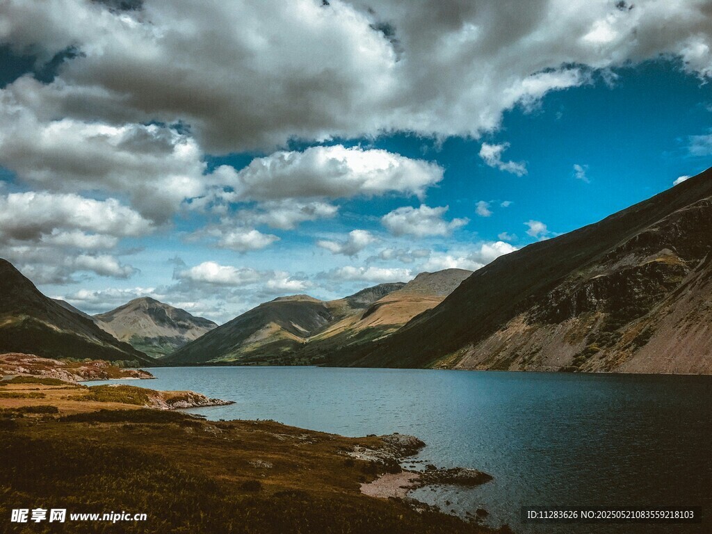 高山湖泊美景