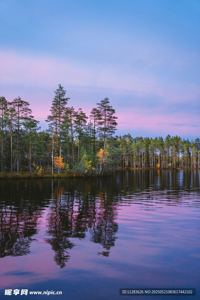 湖畔黄昏美景