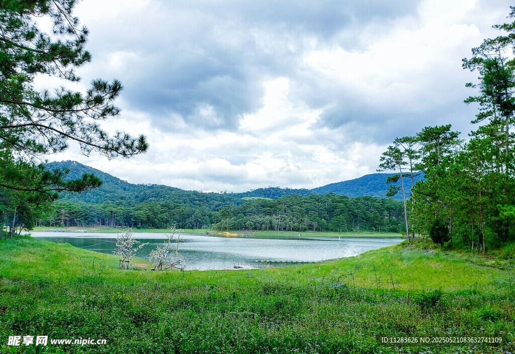 湖畔绿野青山美景