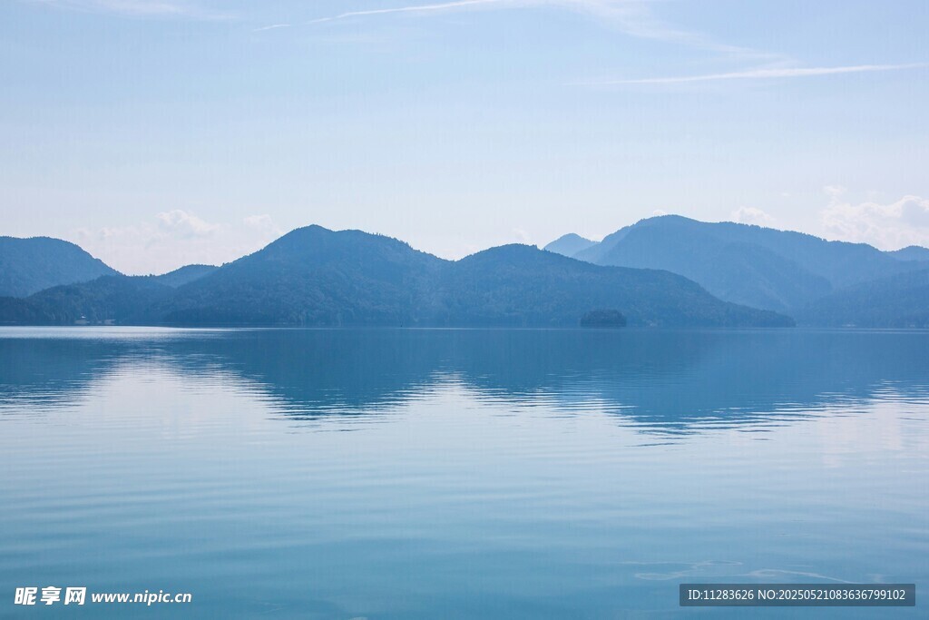 宁静湖景与远处山峦倒影
