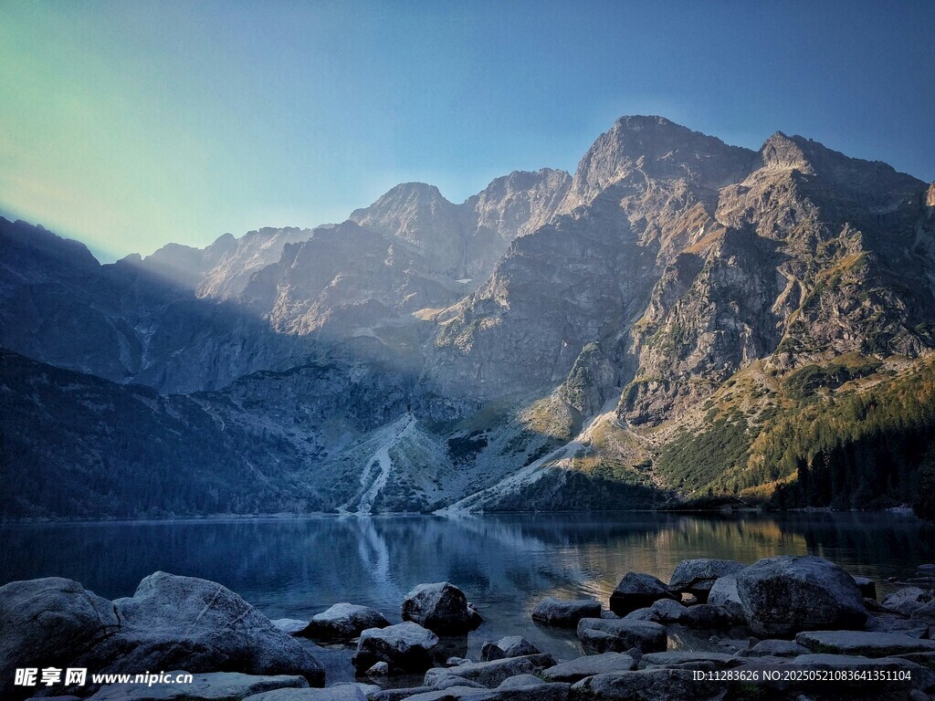 山间湖畔的静谧美景