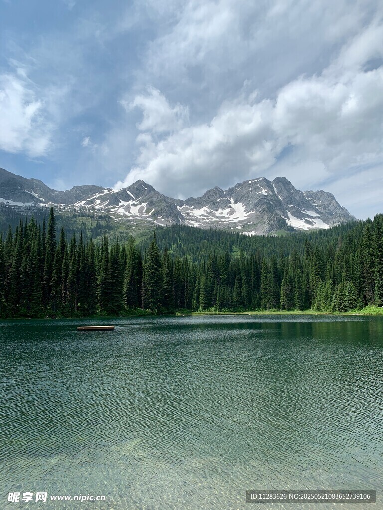 湖畔山林 远处雪山美景
