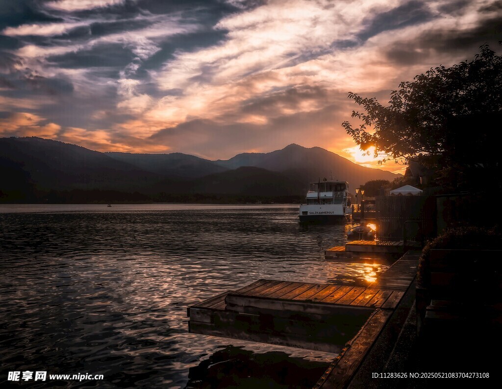 湖畔日落美景