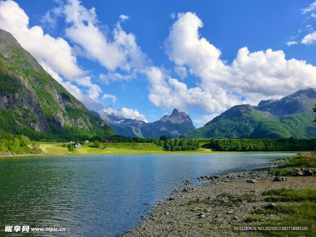 湖畔青山蓝天白云美景
