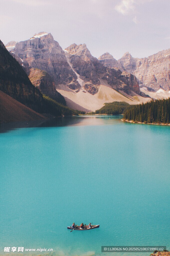 蓝湖泛舟赏壮丽山景