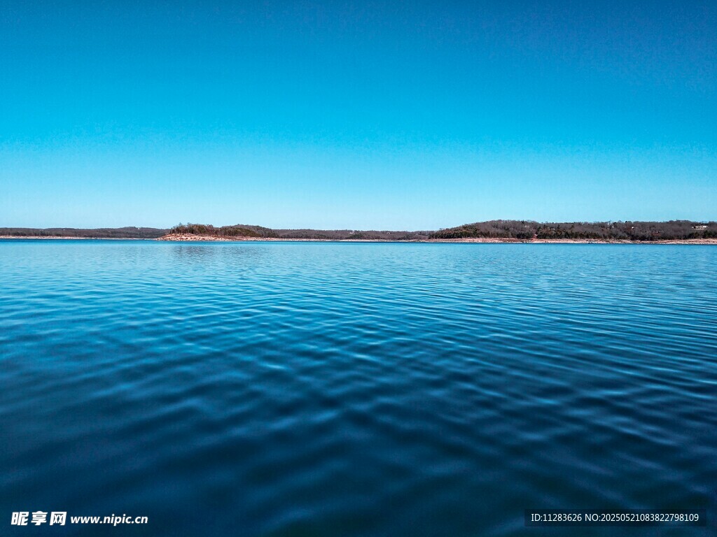 宁静湖面与湛蓝天空美景