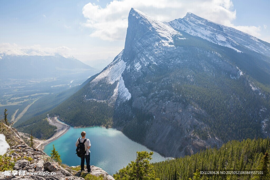 人赏高山湖泊壮丽美景