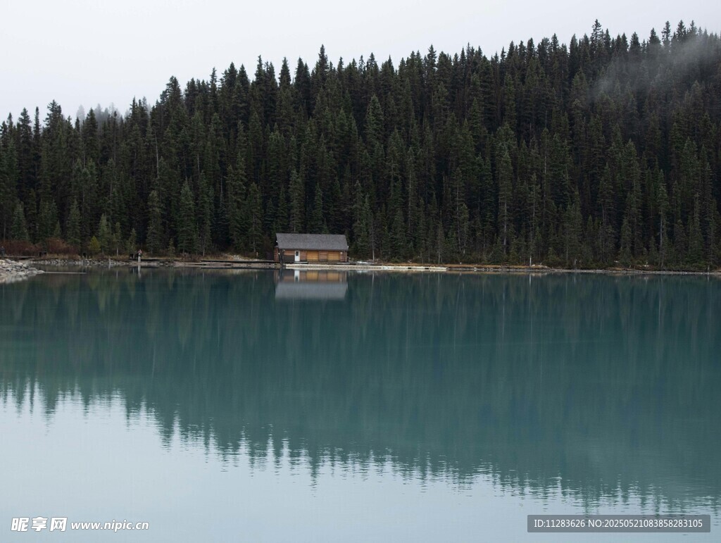 宁静湖畔小屋与葱郁山林