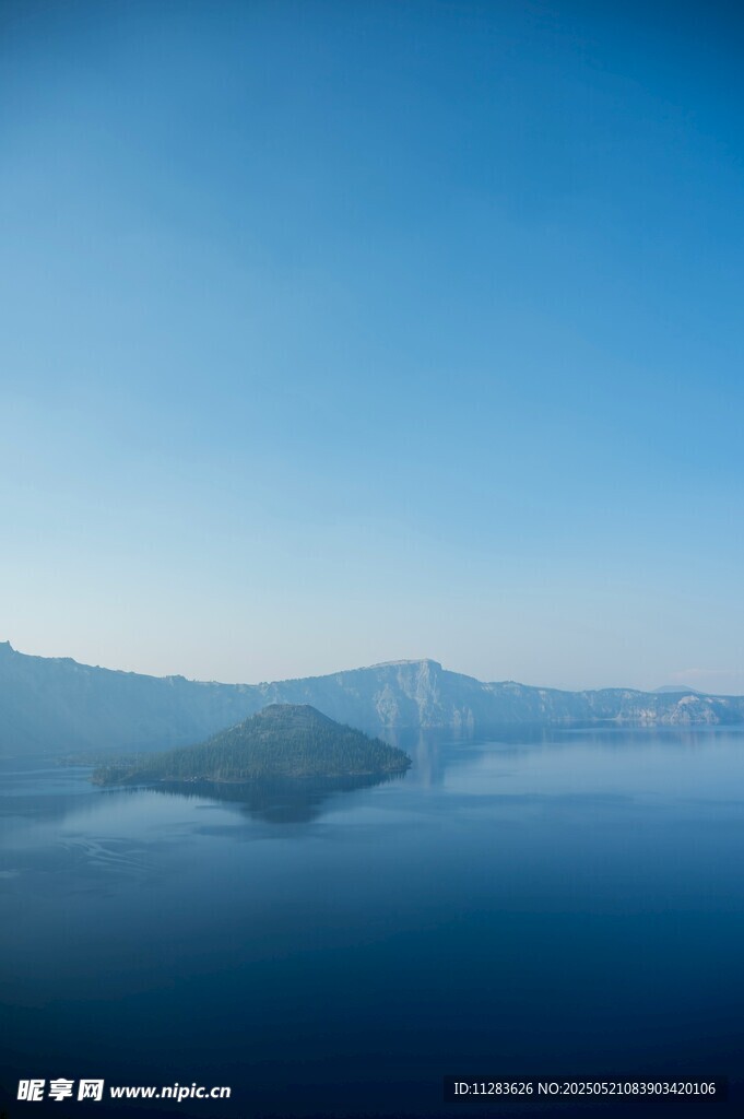 宁静湖面与远处山峦美景