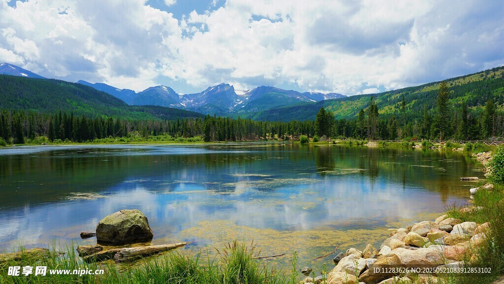 湖畔青山美景如画