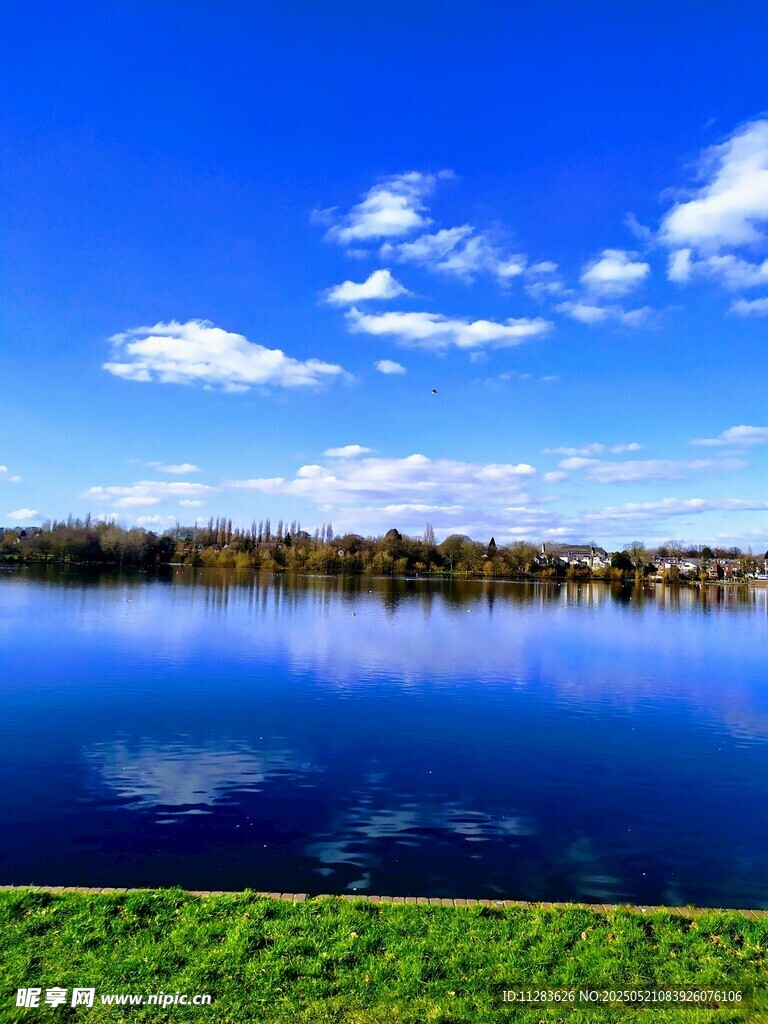 宁静湖畔美景