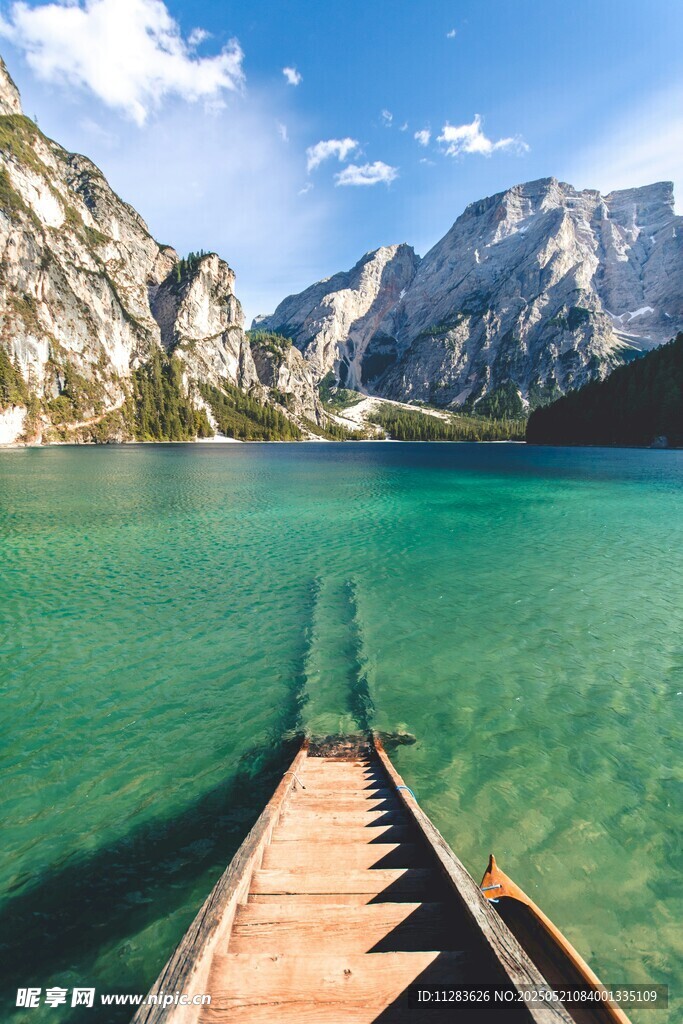 湖畔栈桥 山水间的静谧美景
