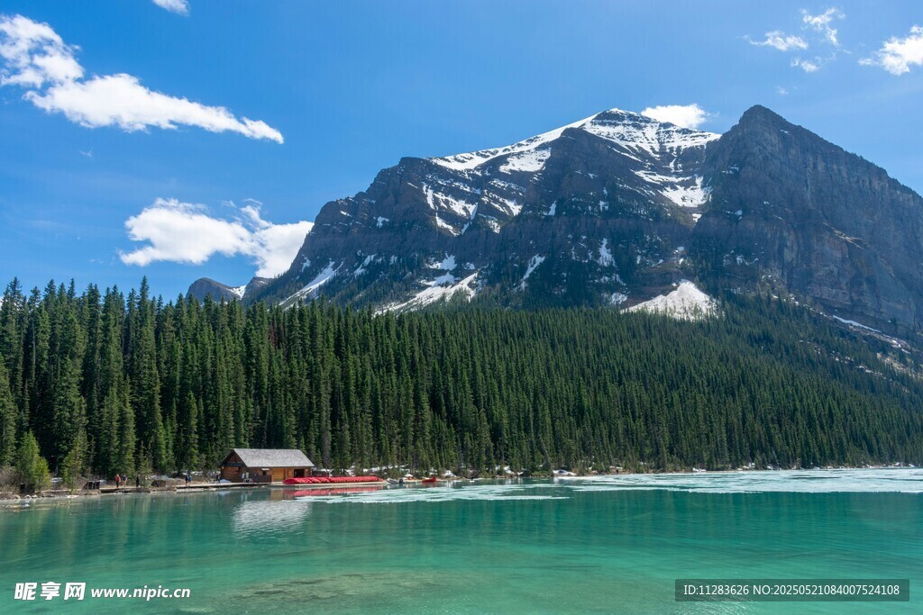 湖畔青山美景