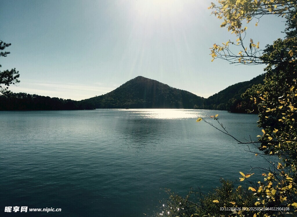 宁静湖景与远山相映