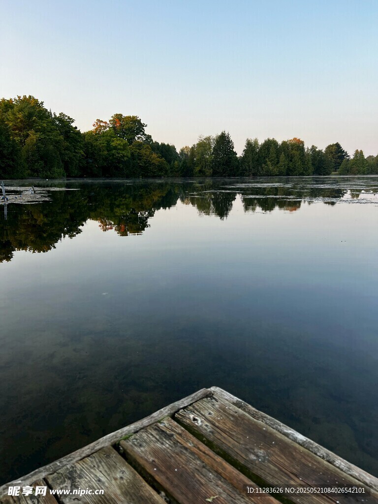 湖畔木码头 静谧湖景风光
