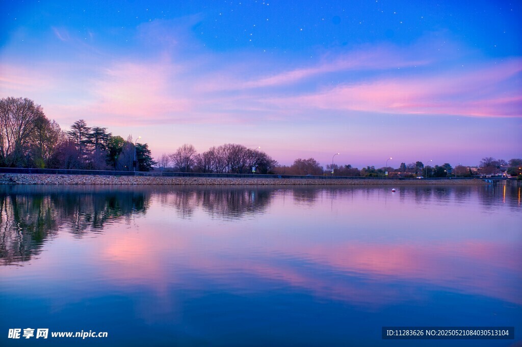 湖畔绚丽晚霞倒影美景