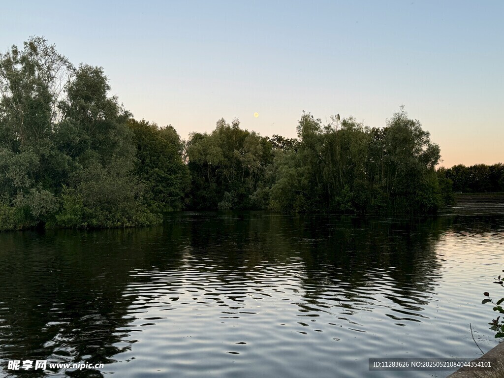 湖畔黄昏景