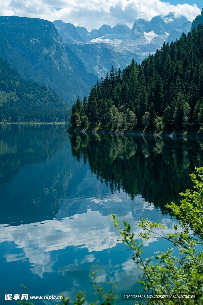 宁静湖景与山林倒影