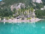 碧绿湖中小岛山林美景
