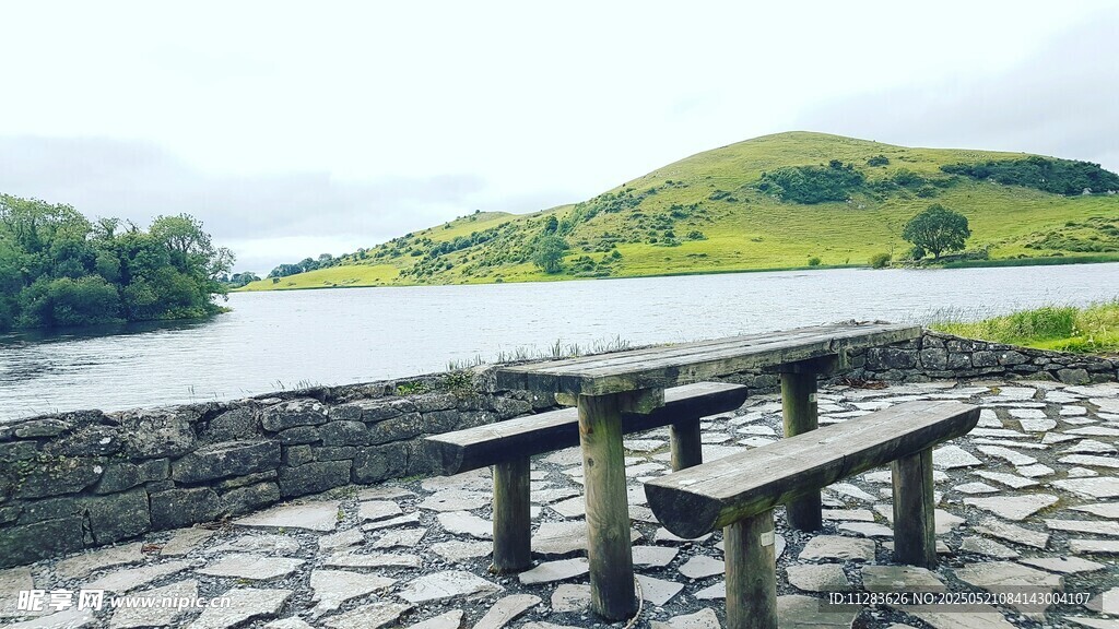 湖畔石滩野餐桌风景