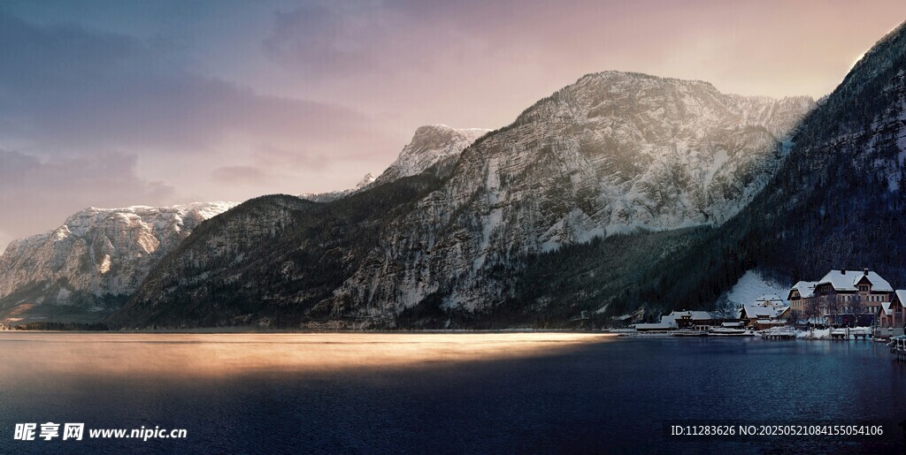 湖畔山峦美景