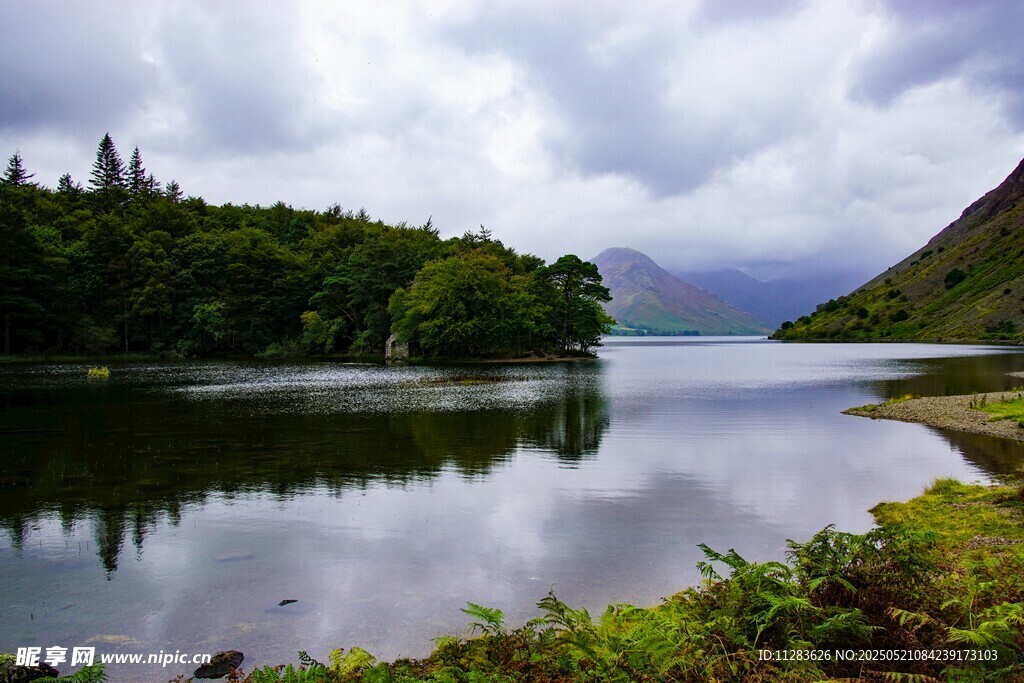 宁静湖畔自然风光