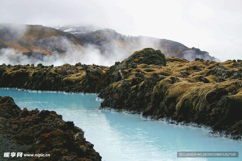 梦幻蓝湖与周边山峦景观