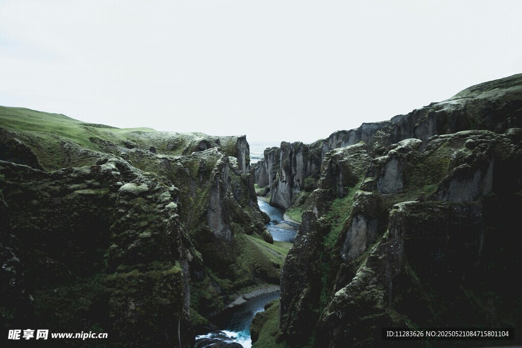 峡谷溪流自然风光美景