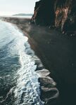 海边黑沙滩与翻涌海浪