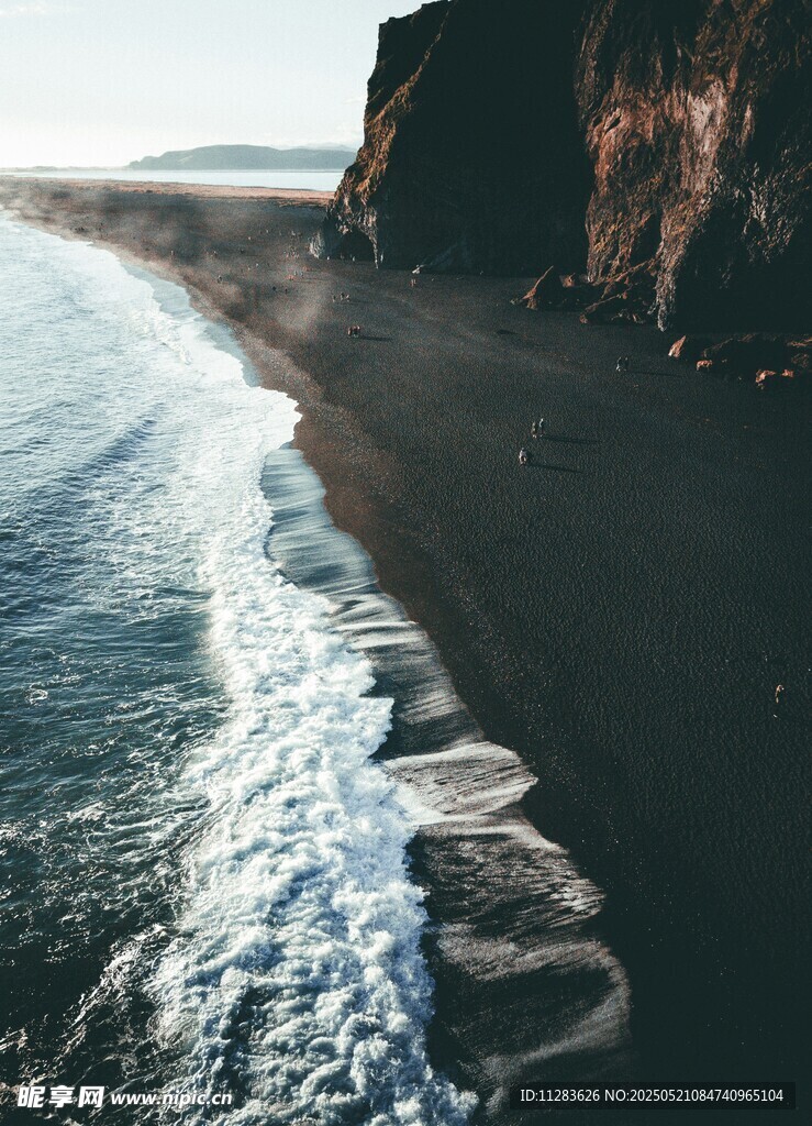 海边黑沙滩与翻涌海浪