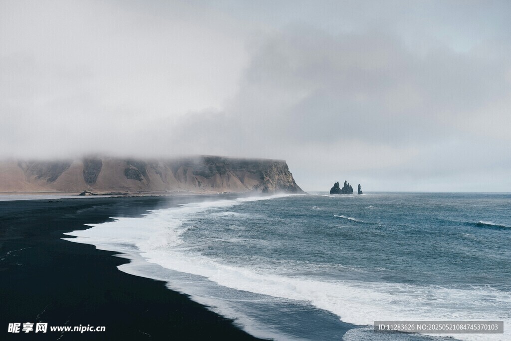 海边悬崖与海浪壮丽景观