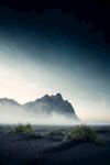 雾中远山的静谧景致