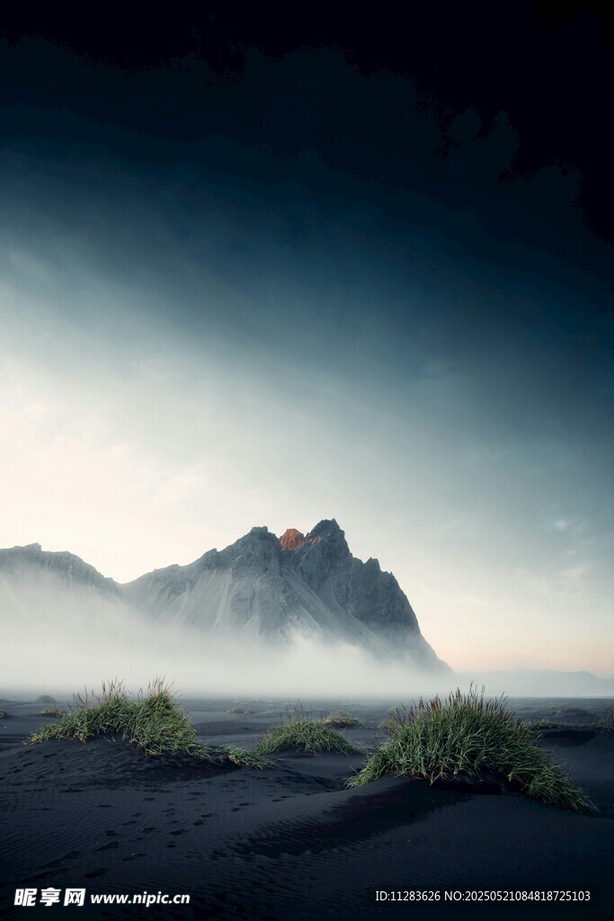 雾中远山的静谧景致