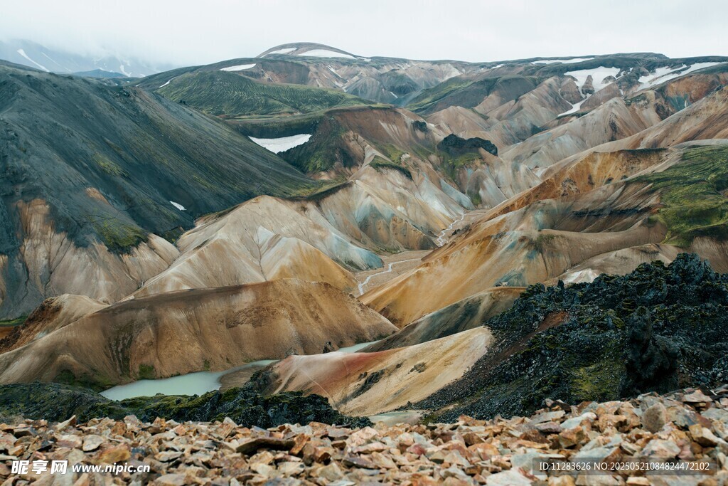 五彩斑斓的壮丽山地景观