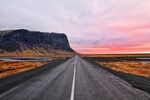 公路尽头的绚烂天际