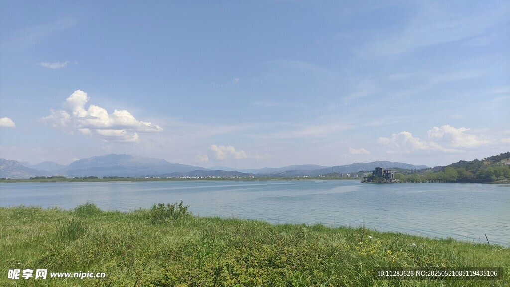 湖畔绿野蓝天美景