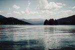 宁静湖面与远处山峦景色